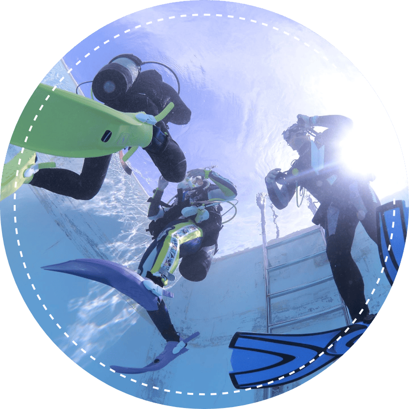 プールや海の浅瀬で基礎から復習する様子